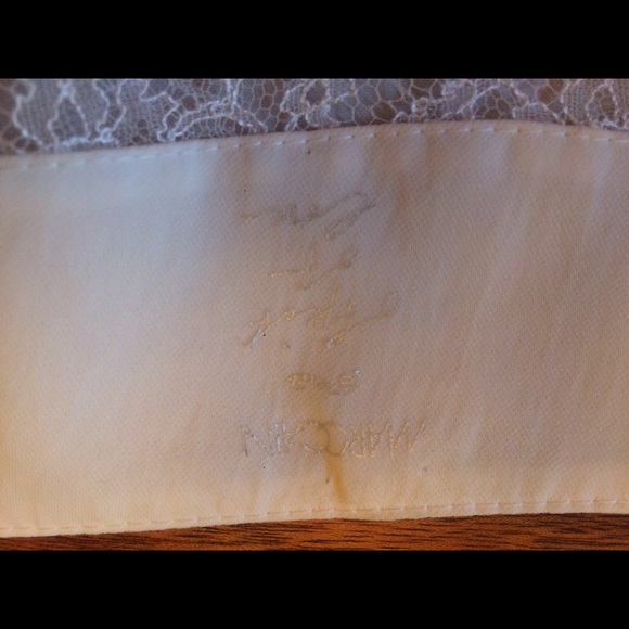 Beautiful low v-neck blouse. - Picture 2 of 6